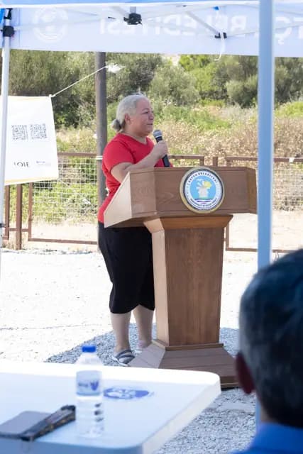 A cooperative member tells her own production story from the lectern.